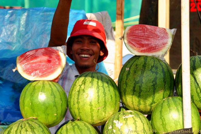 Pastèques et sourire sur le marché de Banyuwangi, Java - Indonésie