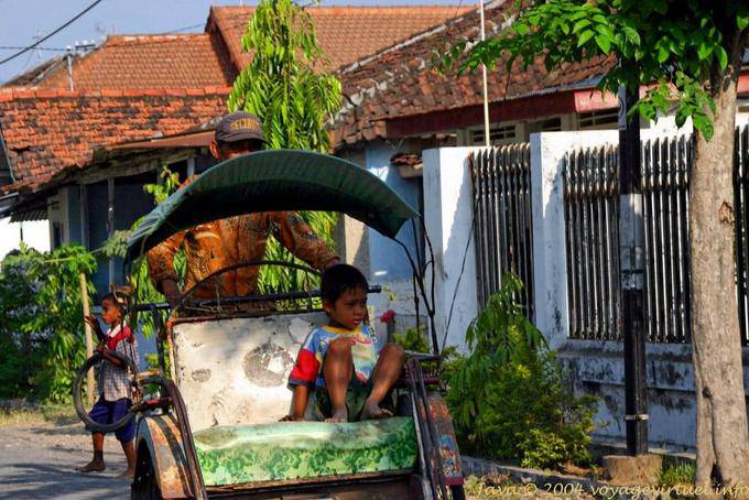 Enfant en tuk-tuk, Banyuwangi, Java - Indonésie