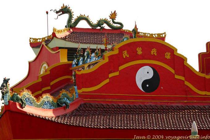Dragon sur le toit, Ying et Yang, temple chinois, Banyuwangi, Java - Indonésie