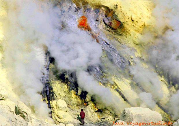 Kawah Ijen, le minerai de soufre chaud est rouge en sortant des fissures, puis en sèchant, il tourne au jaune lumineux, Java - Indonésie