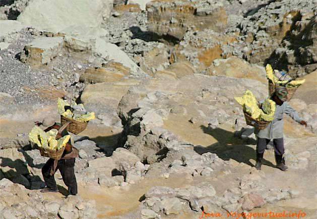 Port des paniers de minerai au début de la remontée du cratère, Java - Indonésie