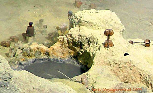 Repos dans les vapeurs toxiques avant la remontée, Kawah Ijen, Java - Indonésie