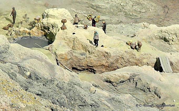 Kawa Ijen, porteurs et mineurs au fond du cratère, Java - Indonésie