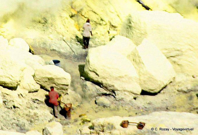 Gros plan sur l'enfer de la solfatare, Kawah Ijen, Java - Indonésie