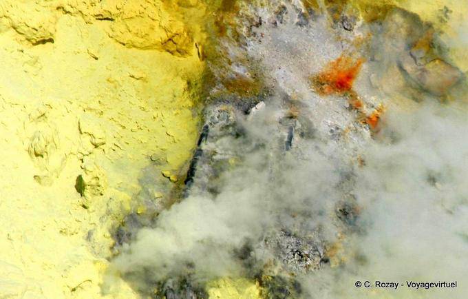 Explosion de vapeurs de soufre rouge en fusion, Kawa Ijen, Java - Indonésie