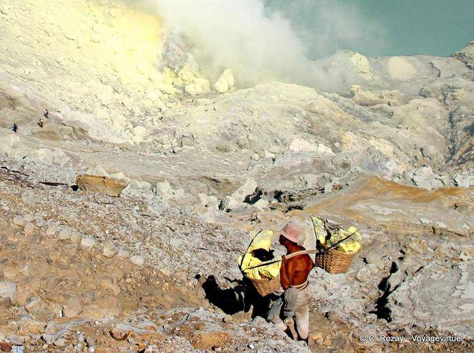 Porteur à mi-parcours de la montée du cratère, Kawah Ijen, Java - Indonésie