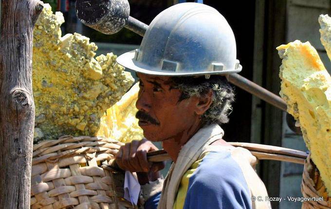 Portrait d'un porteur de soufre au centre de pesage, Kawah Ijen, Java - Indonésie