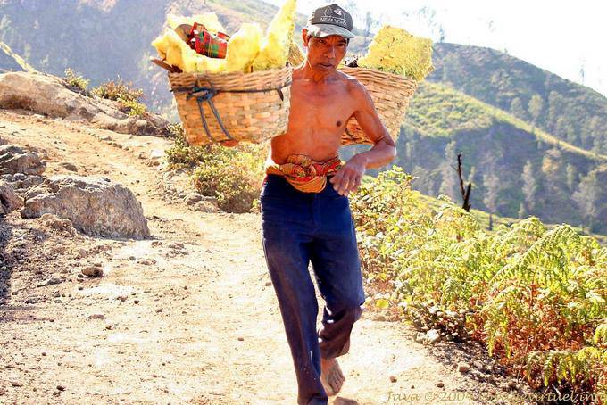 Kawah Ijen, le porteur de soufre aux pieds nus - Indonésie