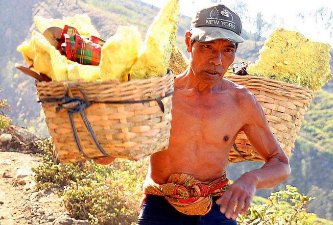 Au Kawah Ijen, la moyenne de vie est de 40 ans, Java - Indonésie