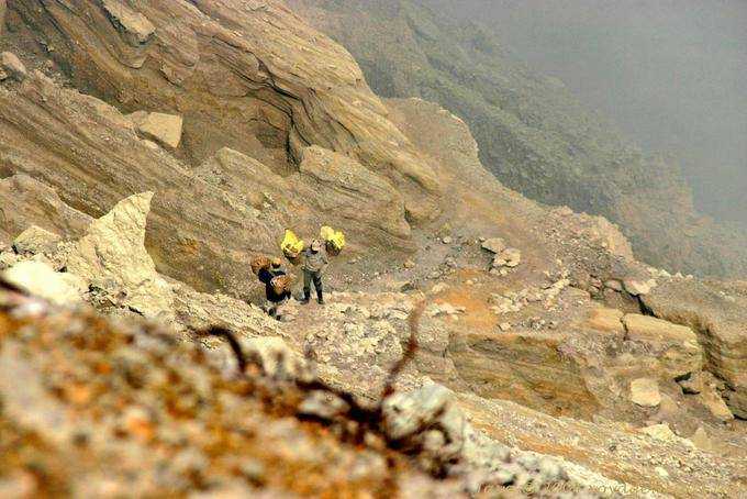 Rencontre sur le dangereux chemin du Kawa Ijen, Java - Indonésie