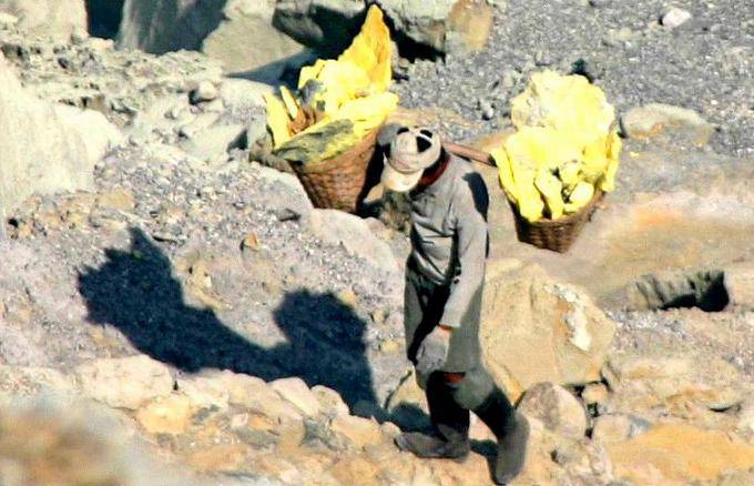 Plus de 70 kg sur le dos, Kawa Ijen, Java - Indonésie