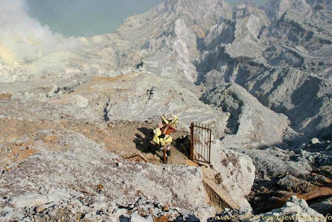 La porte de fer de la mine à ciel ouvert, Kawah Ijen, Java - Indonésie