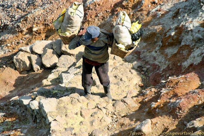 Les derniers mètres de la montée du cratère, un porteur avec des bottes, Kawa Ijen, Java - Indonésie