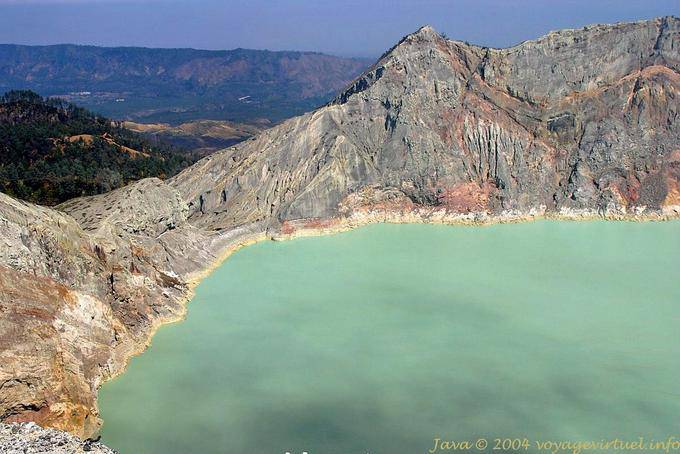 Situé à 2200 mètres d'altitude, le lac acide du Kawah Ijen, Java - Indonésie