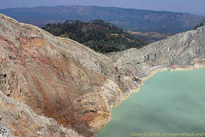 Le barrage construit par les néerlandais dans le lac de cratère du Kawah Ijen, Java - Indonésie