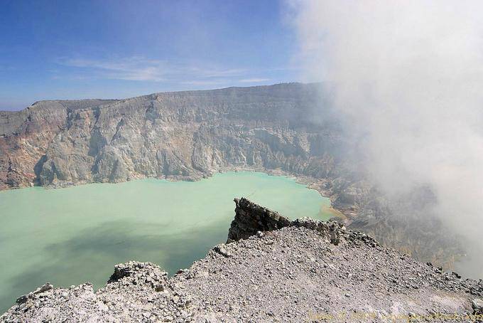 Vapeurs de dioxyde de soufre, de sulfure d'hydrogène et de vapeur d'eau, Kawah Ijen, Java - Indonésie