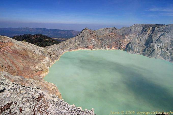 La belle couleur turquoise du lac acide, Kawa Ijen, Java - Indonésie