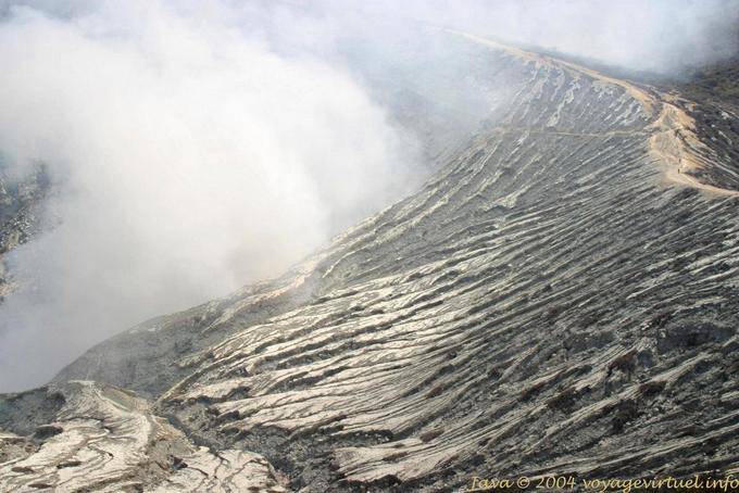 Nuage de vapeurs acides sur le chemin des laves, Kawa Ijen, Java - Indonésie