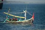 Les rameurs du Sinar Dua, bateau de pêche, Java, Indonésie.