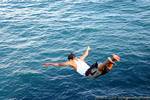 Plongeon depuis la jetée à Ketapang, Java, Indonésie.