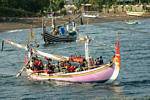 Bateau traditionnel rose, Ketapang, Java, Indonésie.