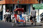 Tuk-tuk servant de taxi, port de Ketapang, Java, Indonésie.