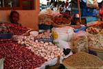 Ails et échalottes sur la marché de Banyuwangi, Java, Indonésie.