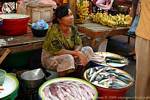 La vendeuse de poissons, marché de Banyuwangi, Java, Indonésie.