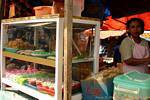 Pâtisseries dans une vitrine, douceurs de Java, Indonésie.