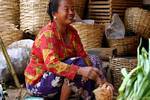 La marchande joyeuse au marché de Banyuwangi, Java, Indonésie.