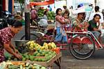 Image des rues, fruits et tricycle, Java, Indonésie.