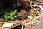 Chez le marchand de bois et d'écorces, Banyuwangi, Java, Indonésie.