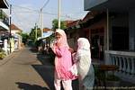 Jeunes musulmanes souriantes dans une rue de Banyuwangi, Java, Indonésie.