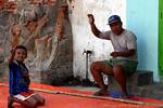 L'artisan et le gamin, Banyuwangi, Java, Indonésie.