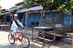 Ecolier à vélo, Banyuwangi, Java, Indonésie.
