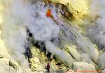 Kawah Ijen, le minerai de soufre chaud est rouge en sortant des fissures, puis en sèchant, il tourne au jaune lumineux, Java, Indonésie.