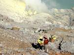 Porteur à mi-parcours de la montée du cratère, Kawah Ijen, Java, Indonésie.