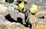 Plus de 70 kg sur le dos, Kawa Ijen, Java, Indonésie.
