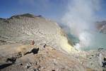 Kawa Ijen, au bord de la caldera, Java, Indonésie.