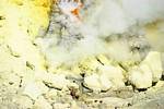 Kawah Ijen, les ramasseurs de soufre dans la fournaise, Java, Indonésie.