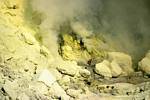Dans les fumerolles acides nocives pour la santé, Kawa Ijen, Java, Indonésie.