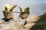 Panier à balancier en lattes de bambou au bord du goufre, Kawah Ijen, Java, Indonésie.