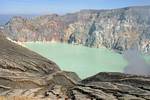 Le cratère et son lac acide ovale d'un kilomètre de longueur, Kawah Ijen, Java, Indonésie.