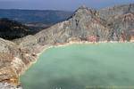 Situé à 2200 mètres d'altitude, le lac acide du Kawah Ijen, Java, Indonésie.