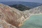 Le barrage construit par les néerlandais dans le lac de cratère du Kawah Ijen, Java, Indonésie.