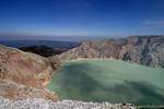 Ombre des fumerolles sur la lac, Kawa Idjen, Java, Indonésie.