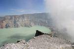 Vapeurs de dioxyde de soufre, de sulfure d'hydrogène et de vapeur d'eau, Kawah Ijen, Java, Indonésie.