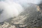 Nuage de vapeurs acides sur le chemin des laves, Kawa Ijen, Java, Indonésie.