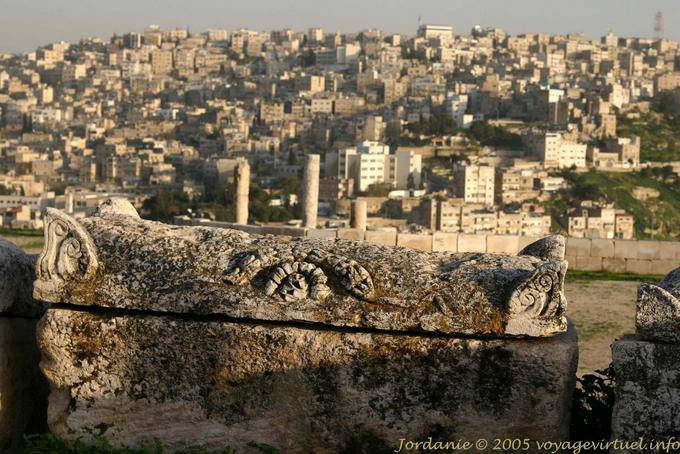 Tombeau sarcophage dans la citadelle et vue sur le djebel al-qalaa, Amman - Jordanie