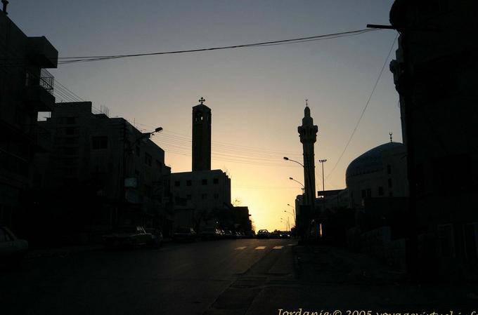 Tolérance, clocher d'église et minaret de mosquée au coucher du soleil, Amman - Jordanie